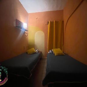 Habitación Pequeña con 2 Camas Individuales